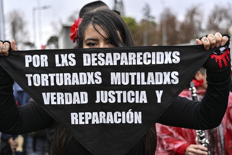 A woman participates in a march commemorating the murder of 119 leftist militants victims of the so-called "Operation Colombo" at the hands of security organizations of Augusto Pinochet's dictatorship (1973-1990) in Santiago, on July 22, 2023. (Photo by MARTIN BERNETTI / AFP)<!-- NICAID(15489951) -->