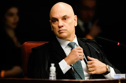 STF inicia julgamento de Bolsonaro e mais sete réus por tentativa de golpe de EstadoDF - BOLSONARO/STF/JULGAMENTO - POLÍTICA - O ministro Alexandre de Moraes, do Supremo Tribunal Federal (STF), durante a primeira sessão de julgamento da ação penal contra o ex-presidente Jair Bolsonaro (PL) e outros sete réus pela tentativa de golpe de Estado que culminou nos atos golpistas em 8 de janeiro de 2023, no STF, em Brasília, nesta terça-feira, 02 de setembro de 2025. Alexandre de Moraes, relator do caso, afirmou que o País só tem a lamentar que, mais uma vez, se tenha tentado um golpe de Estado no País, "atentando-se contra a democracia" visando a "instalação de uma verdadeira ditadura". 02/09/2025 - Foto: WILTON JUNIOR/ESTADÃO CONTEÚDOEditoria: POLÍTICALocal: BRASÍLIAIndexador: WILTON JUNIORFonte: ESTADAO CONTEUDOFotógrafo: ESTADÃO CONTEÚDO<!-- NICAID(16115712) -->