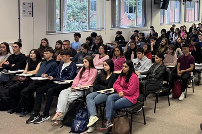 Os alunos do ensino médio de Caxias do Sul terão a oportunidade de, neste sábado (9), participar de mais uma aula preparatória para o Enem, promovida pela Universidade de Caxias do Sul (UCS). O encontro será no auditório do Bloco J do Campus-Sede, das 8h às 11h30min, com abordagem da disciplina de Biologia. As inscrições estão abertas e podem ser feitas neste link. As vagas são limitadas.<!-- NICAID(16279889) -->