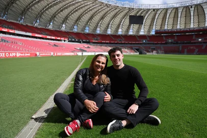 Porto Alegre, RS, Brasi - Atletas do futebol feminino que também são mães enfrentam uma dupla jornada: conciliam treinos, jogos e viagens com a maternidade. Entre desafios físicos, emocionais e estruturais, elas seguem em campo reafirmando que talento e dedicação não têm gênero, nem pausa. Na imagem Duda, ex jogadora do Internacional e seu filho.Indexador: jeff botega<!-- NICAID(16144896) -->