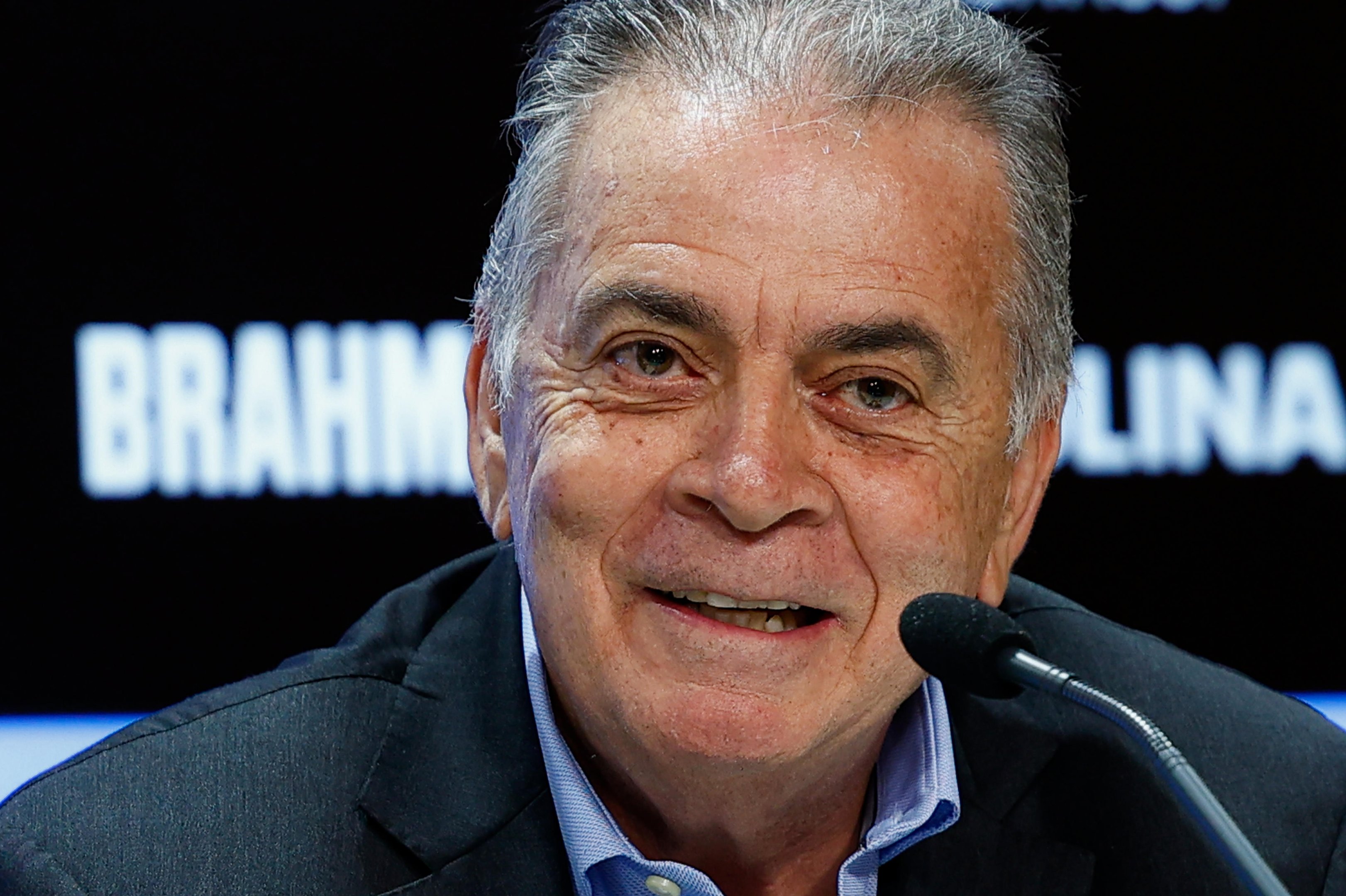 Pelaipe explica limpa no vesti&aacute;rio do Gr&ecirc;mio e a ascens&atilde;o dos jovens da base: &ldquo;Apostamos muito neles&rdquo;