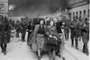 Mulheres sendo levadas por tropa nazista do GUeto de Varsóvia para a deportação.<!-- NICAID(11694180) -->