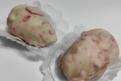 Morango cravejado: doce que viralizou nas redes sociais já é produzido em Pelotas