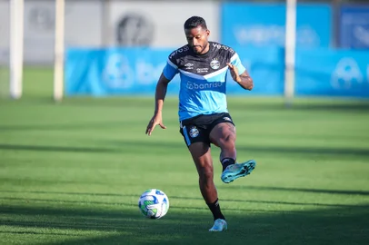 Treino GremioRS - FUTEBOL/ TREINO GREMIO 2023 - ESPORTES - Jogadores do Gremio realizam treino tÃ©cnico durante a tarde desta quinta-feira, no CT Luiz Carvalho, na preparaÃ§Ã£o para a partida valida pelo Campeonato Brasileiro 2023. FOTO: LUCAS UEBEL/GREMIO FBPA. ReinaldoEditoria: SPOLocal: Porto AlegreIndexador: Lucas UebelSecao: futebolFonte: Gremio.netFotógrafo: Treino Gremio<!-- NICAID(15464894) -->