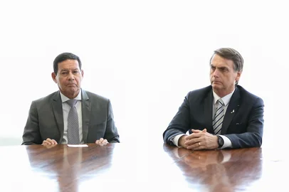 (BrasÃ­lia - DF, 19/02/2019 ) Davi Alcolumbre, Presidente do Senado Federal; Rodrigo Maia, Presidente da CÃ¢mara dos Deputados; Dias Toffoli, Presidente do Supremo Tribunal Federal; Fernando Azevedo, Ministro de Estado da Defesa; Ernesto AraÃºjo, Ministro de Estado das RelaÃ§Ãµes Exteriores e Augusto Heleno, Ministro-Chefe do Gabinete de SeguranÃ§a Institucional da PresidÃªncia da RepÃºblica.                                   Foto: Marcos CorrÃªa/PR<!-- NICAID(13963757) -->