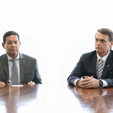 (BrasÃ­lia - DF, 19/02/2019 ) Davi Alcolumbre, Presidente do Senado Federal; Rodrigo Maia, Presidente da CÃ¢mara dos Deputados; Dias Toffoli, Presidente do Supremo Tribunal Federal; Fernando Azevedo, Ministro de Estado da Defesa; Ernesto AraÃºjo, Ministro de Estado das RelaÃ§Ãµes Exteriores e Augusto Heleno, Ministro-Chefe do Gabinete de SeguranÃ§a Institucional da PresidÃªncia da RepÃºblica.                                   Foto: Marcos CorrÃªa/PR<!-- NICAID(13963757) -->