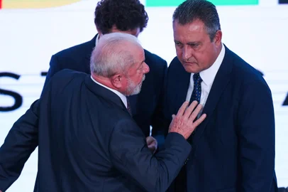 Começa solenidade de oficialização de posse de Alckmin no MDICDF - MDIC/ALCKMIN/POSSE - POLÍTICA - O presidente da República, Luiz Inácio Lula da Silva (PT), conversa com o ministro-chefe da Casa Civil, Rui Costa,   durante a cerimônia de posse do vice-presidente da República, Geraldo Alckmin (PSB), como novo ministro da   Indústria e Comércio, no Palácio do Planalto, em Brasília (DF), nesta quarta-feira, 04 de janeiro de 2023.    04/01/2023 - Foto: WILTON JUNIOR/ESTADÃO CONTEÚDOEditoria: POLÍTICALocal: BRASÍLIAIndexador: WILTON JUNIORFonte: ESTADAO CONTEUDOFotógrafo: ESTADÃO CONTEÚDO<!-- NICAID(15312213) -->