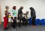 Idosos transformam vivências em teatro e denúncia social