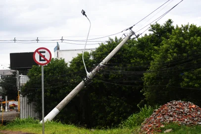 Poste derrubado em Gravataí<!-- NICAID(15653464) -->