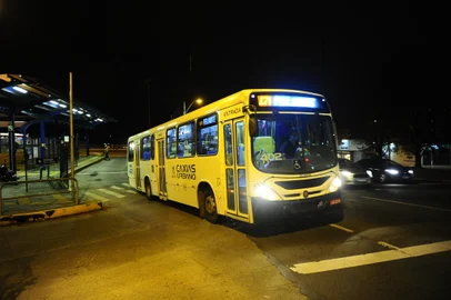 CAXIAS DO SUL, RS, BRASIL, 05/05/2020. Executivo busca autorização legislativa para prorrogar, em até 12 meses, o atual contrato de concessão do transporte coletivo, sob responsabilidade da empresa Viação Santa Tereza (Visate). Na foto, EPI Imigrante, movimento de ônibus. (Porthus Junior/Agência RBS)<!-- NICAID(14493178) -->