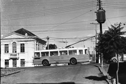 Troleibus na Av. Getúlio Vargas, linha Menino Deus, sentido bairro/centro.envelope nº 54721  de 16/01/1969<!-- NICAID(7437622) -->