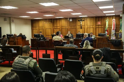 PORTO ALEGRE, RS, BRASIL - 2023.07.19 - Brigadianos acusados por morte de jovem em São Gabriel prestam depoimento à Justiça Militar. No Plenário da 1ª Auditoria Militar da Justiça Militar em Porto Alegre, os brigadianos acusados pela morte de Gabriel Marques Cavalheiro, de 18 anos, em São Gabriel, na Fronteira Oeste, em agosto de 2022, respondem, nessa esfera, por ocultação de cadáver e falsidade ideológica. (Foto: André Ávila/ Agência RBS)Indexador: Andre Avila<!-- NICAID(15486832) -->
