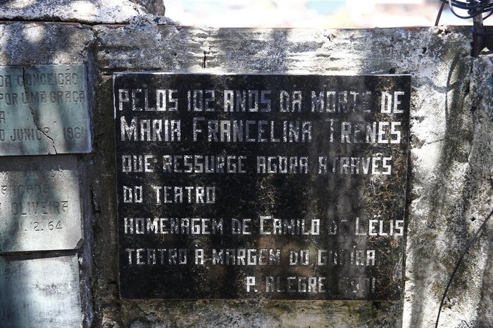 Uma das mensagens de agradecimento fixadas no muro é homenagem de Camilo de Lélis, o diretor da peça de teatro