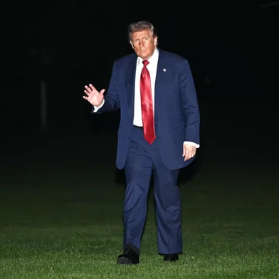 US President Donald Trump waves as he walks across the South Lawn of the White House in Washington, DC, on May 8, 2026. Trump is returning to the White House after attending a LIV Golf dinner in Sterling, Virginia. (Photo by Mandel NGAN / AFP)<!-- NICAID(16282244) -->