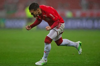Campeonato Brasileiro 2023 - Internacional vs São PauloRS - BRASILEIRÃO/INTERNACIONAL X SÃO PAULO - ESPORTES - Fabrício Bustos, do Internacional, comemora o seu gol marcado diante do São Paulo, durante partida válida pela 22ª   rodada do Campeonato Brasileiro da série A de 2023, disputada no Estádio Beira-Rio, em Porto Alegre (RS), na noite   desta quarta-feira, 13 de setembro de 2023. O Inter venceu por 2-1.   13/09/2023 - Foto: MAX PEIXOTO/DIA ESPORTIVO/ESTADÃO CONTEÚDOEditoria: ESPORTESLocal: PORTO ALEGREIndexador: MAX PEIXOTOFonte: DiaEsportivoFotógrafo: DIA ESPORTIVO<!-- NICAID(15540268) -->