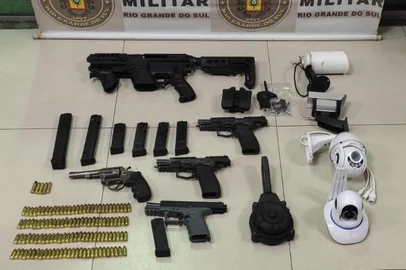 Quatro homens fortemente armados foram presos na noite deste domingo (27) em um carro roubado, no bairro Lajeado, na zona sul de Porto Alegre.Foram apreendidas três pistolas, um revólver e uma submetralhadora, além de sete carregadores de pistola, um carregador caracol e mais de 120 cartuchos de munição.<!-- NICAID(15278454) -->
