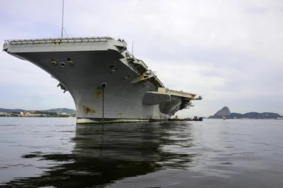 PABLO PORCIUNCULA / AFP The USS Nimitz (CVN-68) aircraft carrier is seen in Guanabara Bay with Sugarloaf Mountain in the background (R), in Rio de Janeiro, Brazil, on May 8, 2026. (Photo by Pablo PORCIUNCULA / AFP)<!-- NICAID(16283345) -->