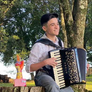 Lançamento da revista MChic tem como atração principal o cantor Thomas Machado, vencedor do The Voice Kids 2017<!-- NICAID(15262673) -->