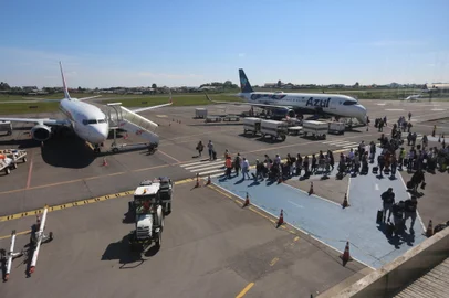 CAXIAS DO SUL, RS, BRASIL, 17/01/2024. Cinco meses depois do fechamento do Salgado Filho, Aeroporto Regional Hugo Cantergiani tem avanços estruturais e planos para o futuro. Na foto, movimento de aeronaves e da sala de embarque. (Porthus Junior/Agência RBS)<!-- NICAID(15892918) -->