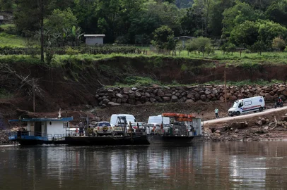 SÃO VALENTIM DO SUL, RS, BRASIL, 19/09/2024. Balsa que faz a travessia do Rio Taquari, junto à localidade de Santa Bárbara, pela RS-431 em São Valentim do Sul, que teve sua operação iniciada em 10/08/2024. O cruzamento do rio estava interrompido desde maio, quando a enchente arrastou a embarcação que operava no ponto. A balsa já era provisória e foi instalada após a cheia de setembro de 2023 derrubar a ponte sobre o Taquari. (Bruno Todeschini/Agência RBS)Indexador: Bruno Todeschini<!-- NICAID(15871710) -->