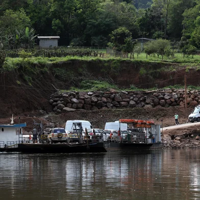 SÃO VALENTIM DO SUL, RS, BRASIL, 19/09/2024. Balsa que faz a travessia do Rio Taquari, junto à localidade de Santa Bárbara, pela RS-431 em São Valentim do Sul, que teve sua operação iniciada em 10/08/2024. O cruzamento do rio estava interrompido desde maio, quando a enchente arrastou a embarcação que operava no ponto. A balsa já era provisória e foi instalada após a cheia de setembro de 2023 derrubar a ponte sobre o Taquari. (Bruno Todeschini/Agência RBS)Indexador: Bruno Todeschini<!-- NICAID(15871710) -->