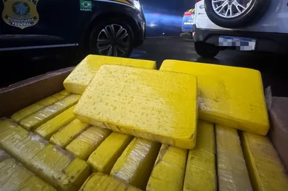 Dois homens, de 28 e 39 anos, e uma mulher, de 42, foram presos com 22kg de cocaína na BR-116, em Caxias do Sul, na madrugada desta quarta-feira (18). <!-- NICAID(16062597) -->
