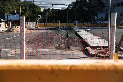 PORTO ALEGRE, RS, BRASIL, 01-07-2025: Obra na ponte que liga a av. Ramiro Barcellos com a rua São Luiz está paralizada. A ponte Mario Rigatto que forma o cruzamento das ruas Ramiro Barcelos e São Luiz com a av. Ipiranga teve sua obra de restauro iniciada em outubro de 2024 e tinha previsão para entrega em março de 2025. No entanto a ponte apenas teve seu trânsito interrompido para veículos e ainda não tem nova previsão de conclusão ou equipes trabalhando. Foto: Jonathan Heckler/Agência RBS<!-- NICAID(16070850) -->
