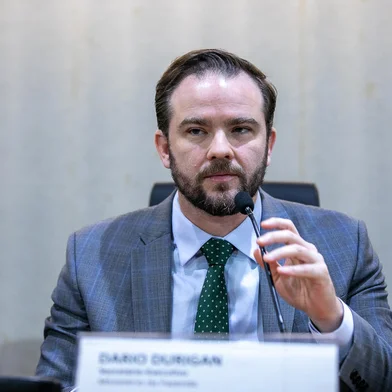 Ainda neste semestre, o governo pretende enviar ao Congresso uma proposta para a taxação das big techs (grandes empresas de tecnologia), disse nesta quarta-feira (28) o secretário executivo do Ministério da Fazenda, Dario Durigan.<!-- NICAID(15852956) -->