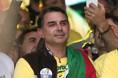 Jonathan Heckler / Grupo RBS PORTO ALEGRE, RS, BRASIL, 14-10-2026: Flávio Bolsonaro (PL) cumpre agenda de campanha para o segundo turno em POA. Foto: Jonathan Heckler/Grupo RBS<!-- NICAID(16387596) -->