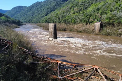 Pilar e restos da ponte de ferro são vistos após o nível do Rio das Antas baixar em Nova Roma do Sul<!-- NICAID(15533100) -->