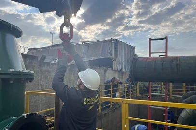 O Departamento Municipal de Água e Esgotos (Dmae) iniciou por volta das 18h de domingo (13) as obras de melhorias programadas para o sistema de abastecimento das zonas leste e norte de Porto Alegre, que devem ser concluídas na madrugada de terça-feira (15) e afetar cerca de 637 mil pessoas. Para a realização dos seis serviços, a Estação de Tratamento de Água (ETA) São João está desligada, o que já causa falta de água nesta segunda-feira (14) para moradores destas regiões.<!-- NICAID(16080023) -->