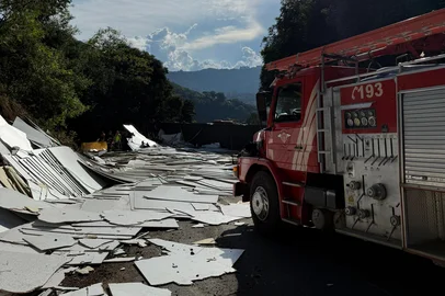 Um homem, ainda sem identificação, morreu em um acidente de trânsito envolvendo um caminhão e um carro de passeio na RS-122, km 110, entre Antônio Prado e Flores da Cunha, na tarde desta sexta-feira (18). Uma pessoa também ficou ferida, mas sem gravidade. <!-- NICAID(16019807) -->