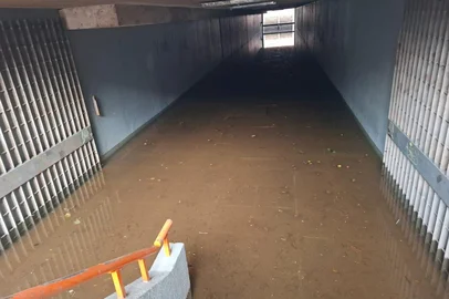 Mesmo com operações retomadas, túnel de passageiros do Catamarã, no Centro Histórico, segue alagado - Jean Costa / Agência RBS<!-- NICAID(15809039) -->
