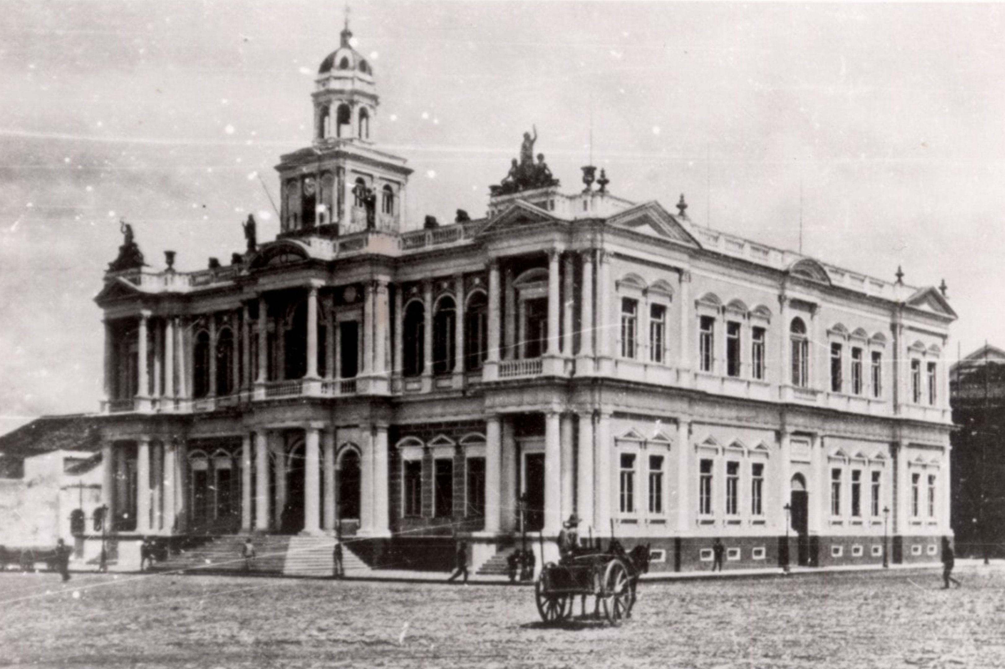 Constru&iacute;do em &aacute;rea aterrada no Gua&iacute;ba, a hist&oacute;ria do pal&aacute;cio de Porto Alegre que completa 125 anos