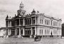 Construído em área aterrada no Guaíba, a história do palácio de Porto Alegre que completa 125 anos