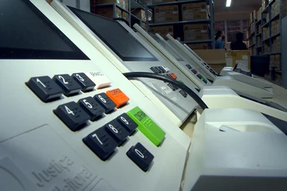Justiça Eleitoral começa a testar e cadastrar dados em urnas eletrônicas de Passo Fundo<!-- NICAID(15873996) -->