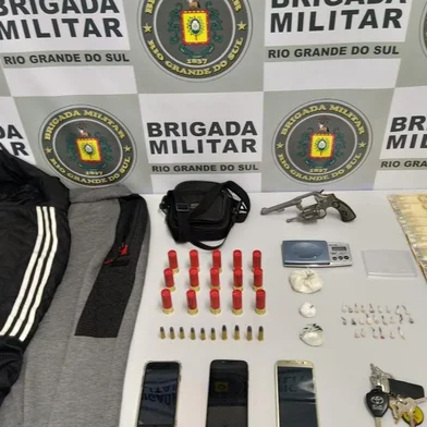 Dupla é presa por roubo de carro e tráfico de drogas em Caxias<!-- NICAID(15168665) -->