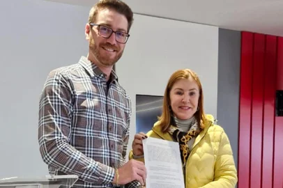 O Banco da Família e a Microempa, entidade representativa de micro e pequenas empresasdo Rio Grande do Sul, vão firmar uma parceria para facilitar e ampliar o acesso ao crédito. na foto, Tiago Fernando de Azevedo, presidente da Microempa, e Isabel Baggio, presidente do banco da Família<!-- NICAID(16089930) -->