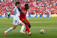 Bosnia-Herzegovina's forward #20 Esmir Bajraktarevic (L) fights for the ball with Canada's defender #22 Richie Laryea during the 2026 World Cup Group B football match between Canada and Bosnia and Herzegovina at the Toronto Stadium in Toronto on June 12, 2026. (Photo by Cole Burston / AFP)Editoria: SPOLocal: TorontoIndexador: COLE BURSTONSecao: world championshipFonte: AFPFotógrafo: STR<!-- NICAID(16305374) -->