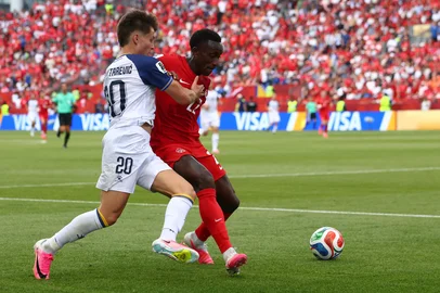 Cole Burston / AFP Bosnia-Herzegovina's forward #20 Esmir Bajraktarevic (L) fights for the ball with Canada's defender #22 Richie Laryea during the 2026 World Cup Group B football match between Canada and Bosnia and Herzegovina at the Toronto Stadium in Toronto on June 12, 2026. (Photo by Cole Burston / AFP)Editoria: SPOLocal: TorontoIndexador: COLE BURSTONSecao: world championshipFonte: AFPFotógrafo: STR<!-- NICAID(16305374) -->
