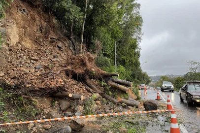 Queda de barreira bloqueia parcialmente trânsito na Perimetral Norte, em Caxias do Sul<!-- NICAID(15567268) -->