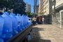 Supermercados ainda têm falta de produtos em Porto Alegre. Falta de água acelera corrida por água mineral nas distribuidoras.<!-- NICAID(15756473) -->