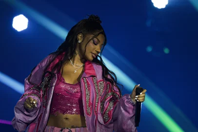 LUDMILLA APRESENTA SHOW NUMANICE #3 EM PORTO ALEGRE PORTO ALEGRE, RS, BRASIL, 14-06-2025: A cantora Ludmilla se apresenta no Parque Mauricio Sirotsky Sobrinho (Harmonia), em Porto Alegre, com a turne Numanice3. Foto: Mateus Bruxel/Agencia RBS<!-- NICAID(16059916) -->