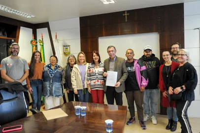 O prefeito Adiló Didomenico sancionou na tarde desta terça-feira, 31, a lei n°8.991 que declara de utilidade pública o Vielas Espaço Cultural de Caxias do Sul. O espaço cultural, situado no bairro Euzébio Beltrão de Queiroz, busca promover a cultura para todas as comunidades, proporcionando um espaço livre para os interessados criarem e se sentirem à vontade para serem eles mesmos.<!-- NICAID(15584821) -->