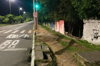 Um homem morreu e outra pessoa ficou levemente ferida em um acidente de trânsito na Avenida Cavalhada, na zona sul de Porto Alegre, no fim da noite deste domingo (19). A colisão ocorreu na altura da Rua Família Gonçalves Carneiro.<!-- NICAID(16149716) -->