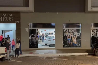 Carro desgovernado invade academia no noroeste do RS; assista ao vídeo<!-- NICAID(16026453) -->