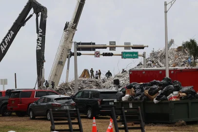 Over One Hundred Missing After Residential Building In Miami Area Partially CollapsesSURFSIDE, FLORIDA - JULY 07: Search and Rescue teams look for possible survivors and to recover remains in the collapsed 12-story Champlain Towers South condo building on July 07, 2021 in Surfside, Florida. Officials say the death toll climbed to 36 today, with 109 still unaccounted for.   Joe Raedle/Getty Images/AFP (Photo by JOE RAEDLE / GETTY IMAGES NORTH AMERICA / Getty Images via AFP)Editoria: DISLocal: SurfsideIndexador: JOE RAEDLESecao: disaster (general)Fonte: GETTY IMAGES NORTH AMERICA<!-- NICAID(14828283) -->
