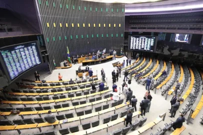 Deputados e senadores reunidos no plenário da Câmara nesta quarta.<!-- NICAID(15938323) -->