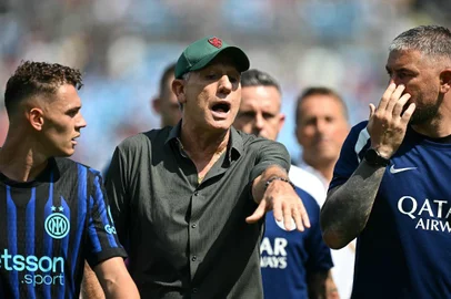 Fluminense's Brazilian head coach Renato Gaucho (C) gestures as he talks with Inter Milan's Serbian assistant coach Aleksandar Kolarov (R) as players and staff leave the pitch at half time during the FIFA Club World Cup 2025 round of 16 football match between Italy's Inter Milan and Brazil's Fluminense at the Bank of America Stadium in Charlotte on June 30, 2025.Paul ELLIS / AFP