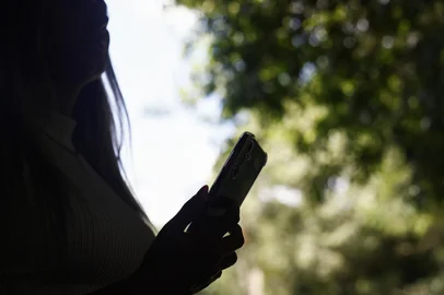 Duda Fortes / Agencia RBS PORTO ALEGRE, RS, BRASIL, 17-02-2026: Situação atual do número de agressores que atualmente são monitorados por tornozeleiras eletrônicas no RS e ouvir mulheres que receberam o kit monitoramento. Ex-companheira consegue monitorar o agressor pelo dispositivo de segurança. Fotos: Duda Fortes/Agencia RBS<!-- NICAID(16227112) -->